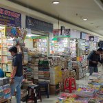 Toko Buku Blok M Bertahan di Tengah Tren Digital, Jadi Ruang Literasi Anak Muda Jakarta
