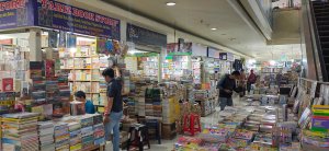 Toko Buku Blok M Bertahan di Tengah Tren Digital, Jadi Ruang Literasi Anak Muda Jakarta