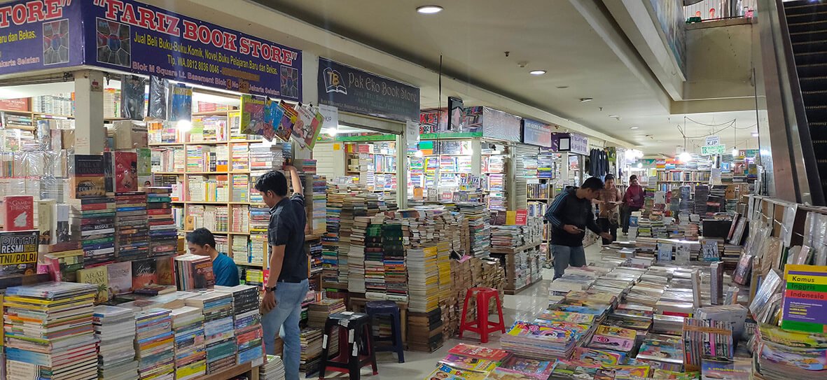 Toko Buku Blok M Bertahan di Tengah Tren Digital, Jadi Ruang Literasi Anak Muda Jakarta