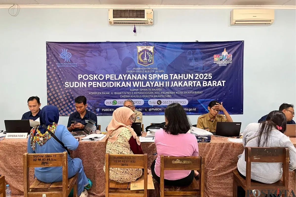 posko SPMB di SMA Negeri 78, Kemanggisan, Jakarta Barat, Selasa, 3 Juni 2025