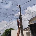 Rapikan Wajah Kota, PLN Icon Plus Jakarta-Banten Rapikan Kabel Fiber Optik di Jalan Raya Bogor