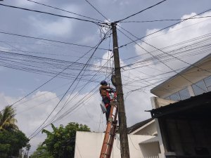 Rapikan Wajah Kota, PLN Icon Plus Jakarta-Banten Rapikan Kabel Fiber Optik di Jalan Raya Bogor