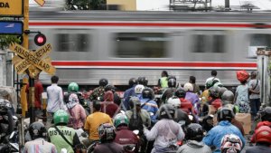 Jalan Sejajar Rel Pasar Minggu Mulai Dibongkar, Proyek Mangkrak Siap Dilanjutkan