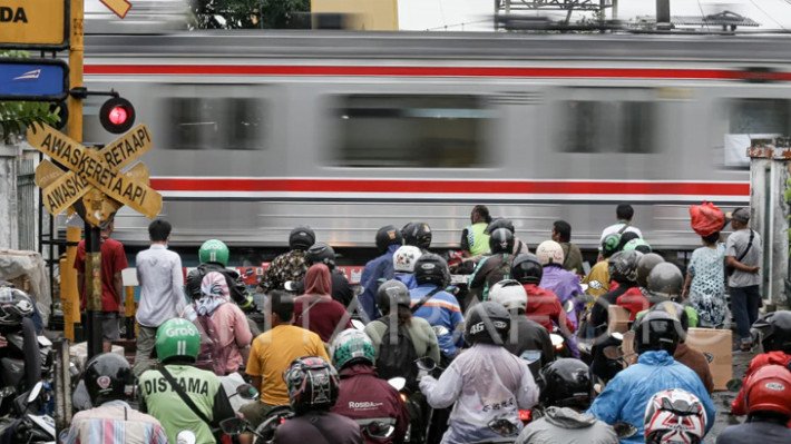 Jalan Sejajar Rel Pasar Minggu Mulai Dibongkar, Proyek Mangkrak Siap Dilanjutkan