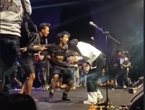 Manggung Berujung Syok, Tantri Kotak Dipeluk Pria Tak Dikenal