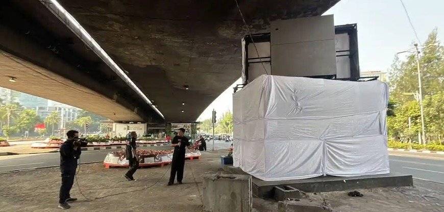 Pos Polisi Slipi Dibakar Massa, Kini Ditutup Kain Putih