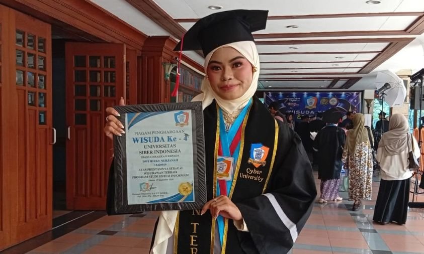 Raih IPK 3,95, Dwi Rizki Nujjana Jadi Wisudawan Terbaik Cyber University