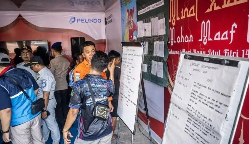 Keluarga Penumpang Virgo Transport 8 Berburu Kabar di Pelabuhan Trisakti