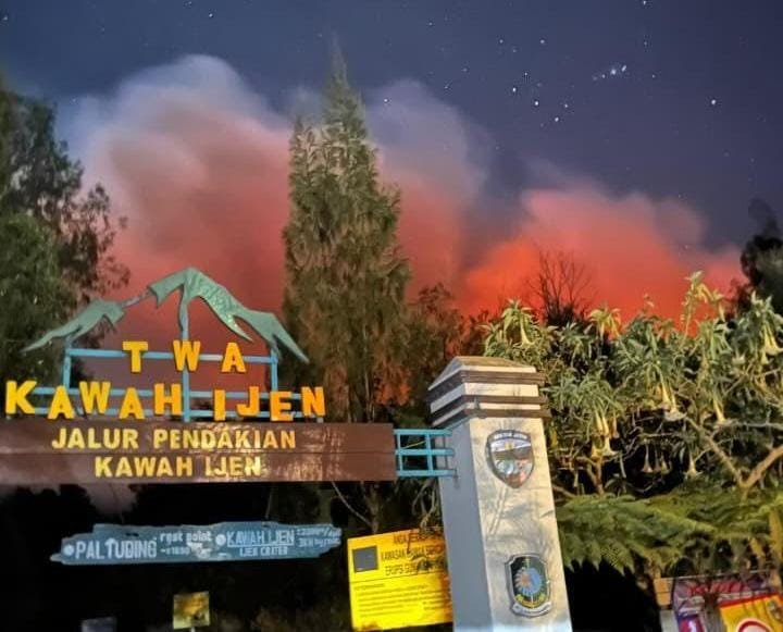 Kawah Ijen Tutup Sementara, Api Karhutla Merembet ke Jalur Wisata