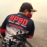 Di Balik Api Karhutla, Petugas Kobar Berjuang Menjaga Warga dari Kepungan Asap