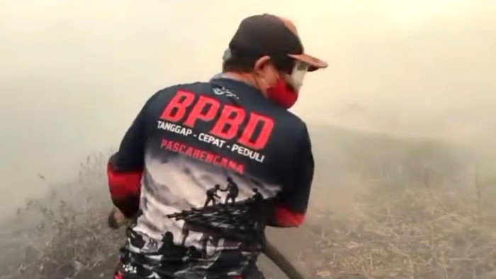 Di Balik Api Karhutla, Petugas Kobar Berjuang Menjaga Warga dari Kepungan Asap