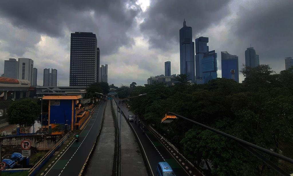 Jakarta Berpotensi Hujan Sore hingga Malam, BMKG Minta Warga Waspada